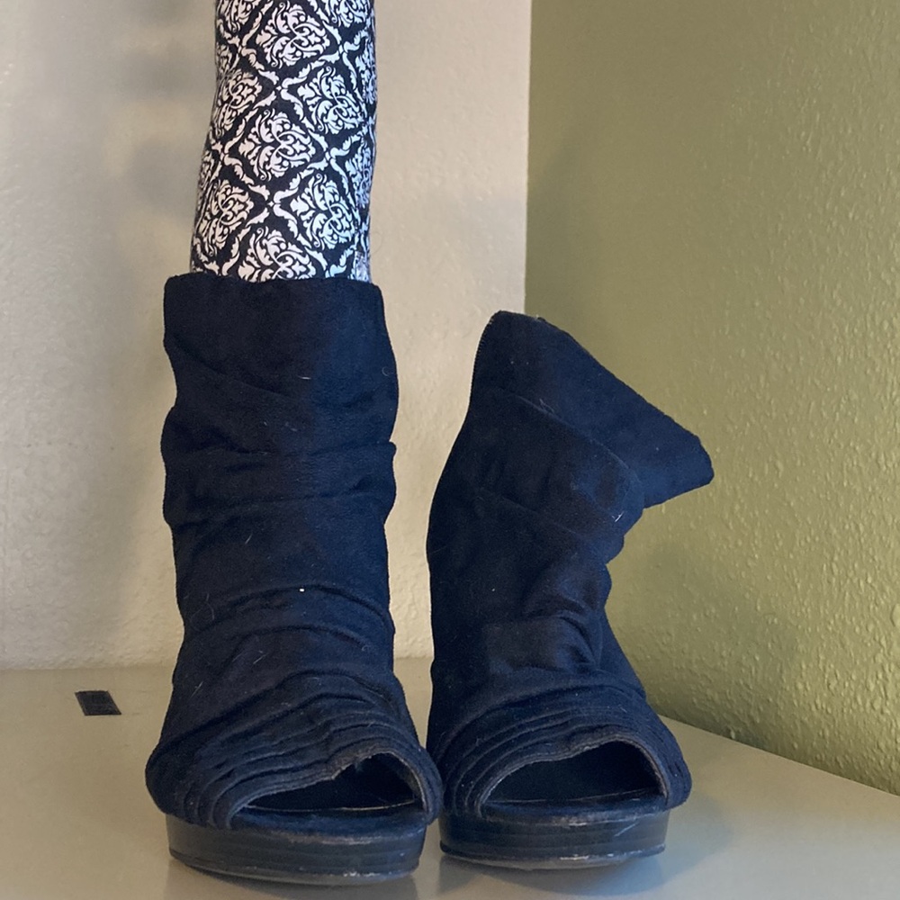 Fioni black suede size 8 peep toe high heels also have them in tan - Picture 2 of 4